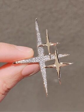 Elegant Sparkling Starburst Brooch